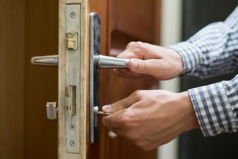 Doi oameni fără adăpost au ocupat casa unor pensionari din Italia și au schimbat încuietorile. Ce a decis judecătorul